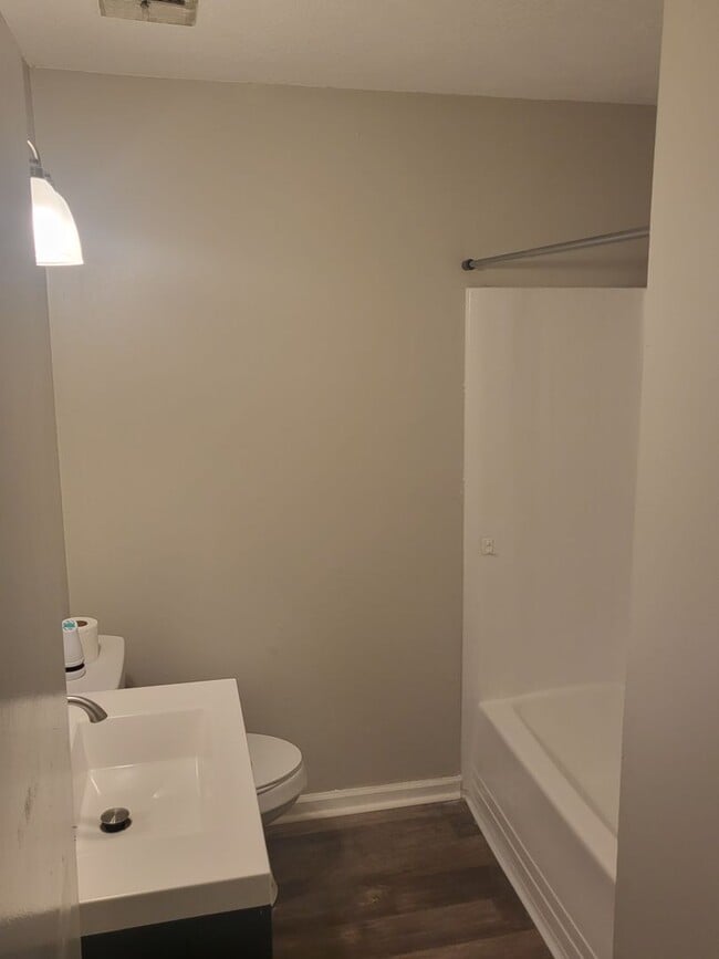 Building Photo - 3 bdroom 1.5 bath off Tobacco Rd