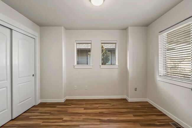 Building Photo - 4 Bedroom Home: Fenced Backyard & Great Location!