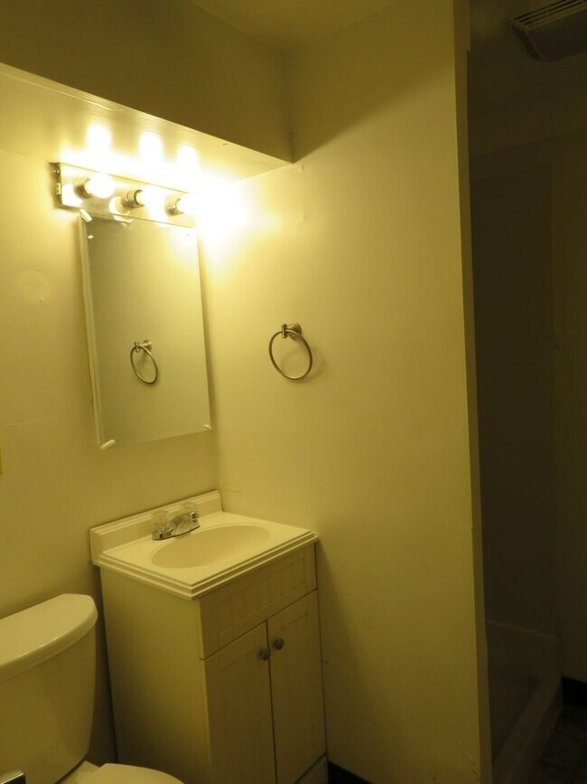 Building Photo - 3 Bedroom / 1.5 Bathroom Home in Convenien...