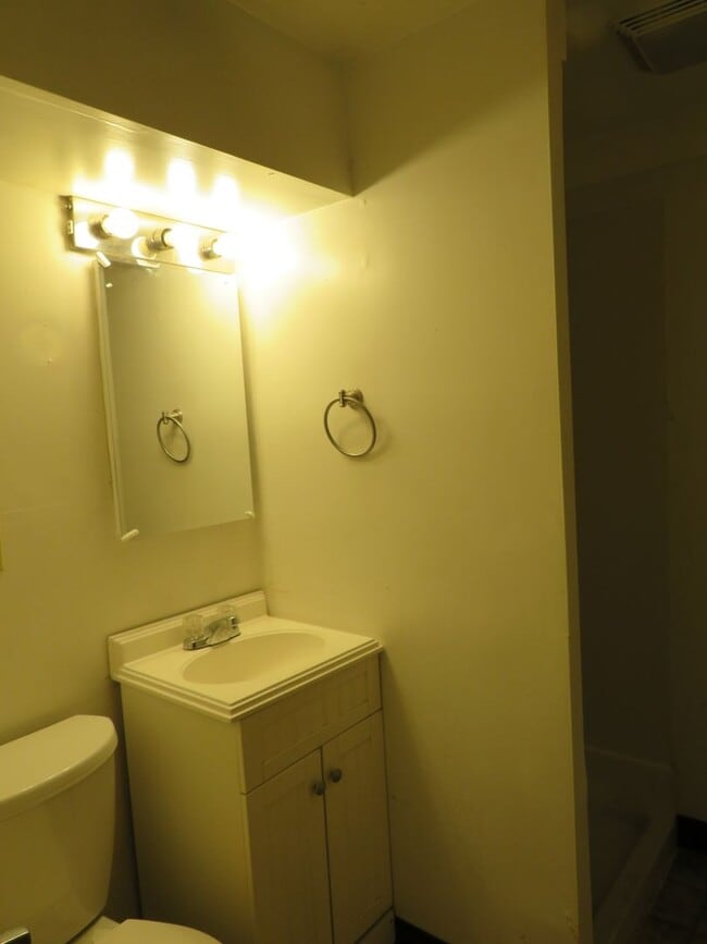 Building Photo - 3 Bedroom / 1.5 Bathroom Home in Convenient Location