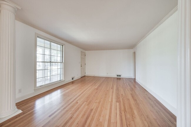 Building Photo - Fantastic renovated 5BE/4BA family home on beautiful oversized private Lot in the heart of Belle ...