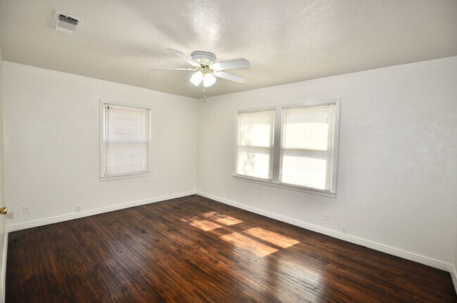 Building Photo - FOR LEASE! Newly Remodeled 2 BR - 1 BA - 1...