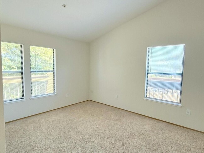 Building Photo - BRIGHT TOP FLOOR 2 BEDROOM CONDO ! Vaulted...
