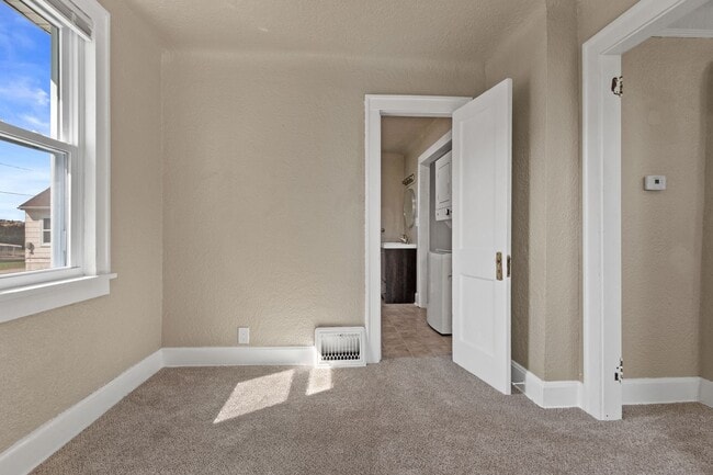 Building Photo - 1 Bedroom House