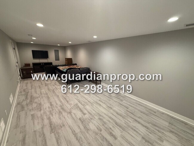 Building Photo - Fully Updated House on 3 1/2 Acres for Oct...