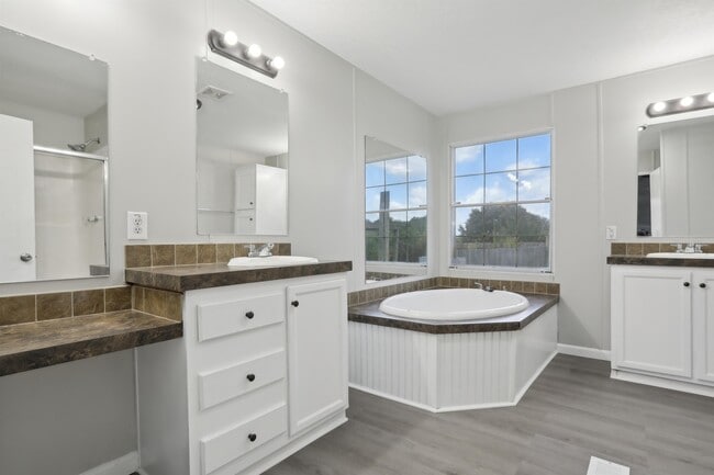 Building Photo - 105 Lovely Iris Ln