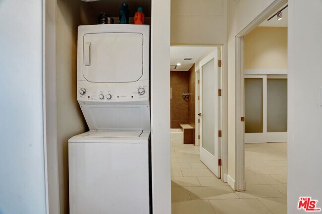 Building Photo - 939 S Broadway