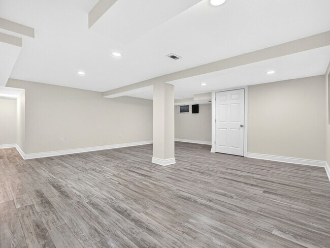 Building Photo - 800 Ridgemoor Dr