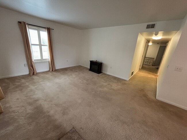 Building Photo - Beautiful 3 Bedroom 2 Bathroom in Stowe To...