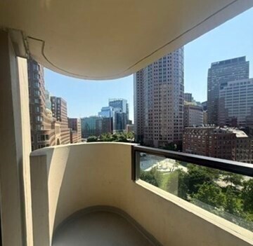 Building Photo - 65 E India Row