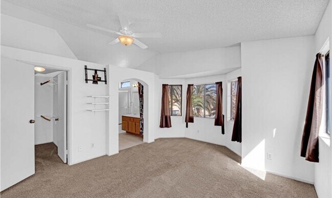 Building Photo - STUNNING 4 BEDROOM 3 BATH, 2 STORY HOME WI...