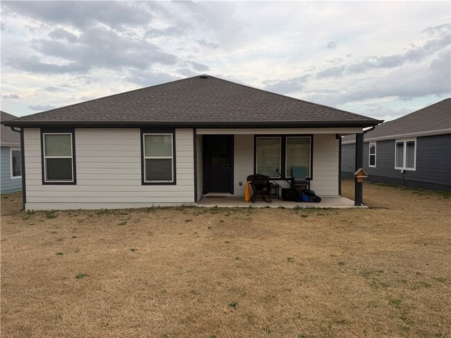 Building Photo - 207 NW Pinwheel St