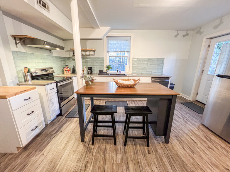 Furnished kitchenette with kitchen basics - 2031 Eversong Ln