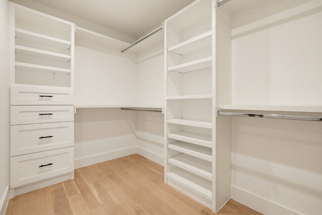 Building Photo - 6331 Linden Ln