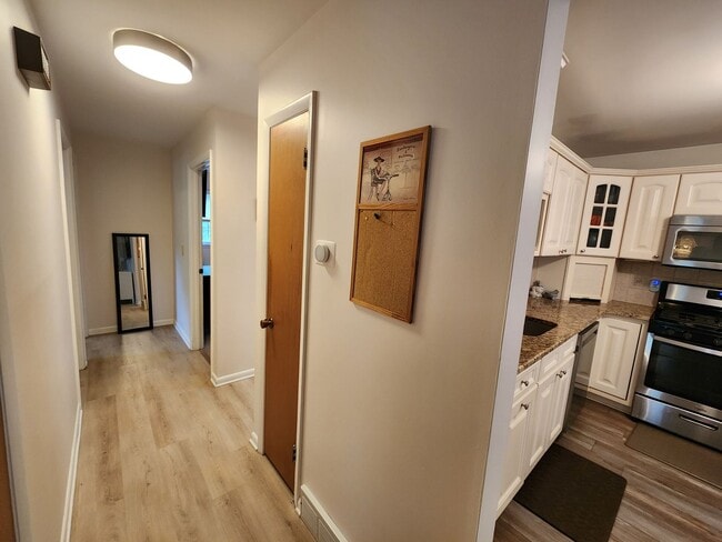 Building Photo - Beautiful 3-bedroom, 1.5-bathroom split-le...