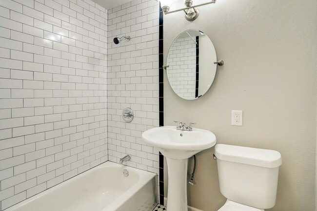 Building Photo - 2647 Greenbriar Dr