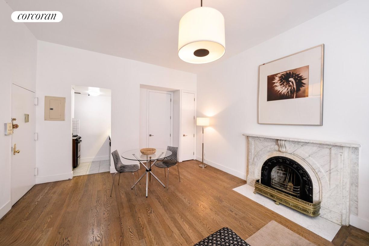 Building Photo - 120 E 19th St