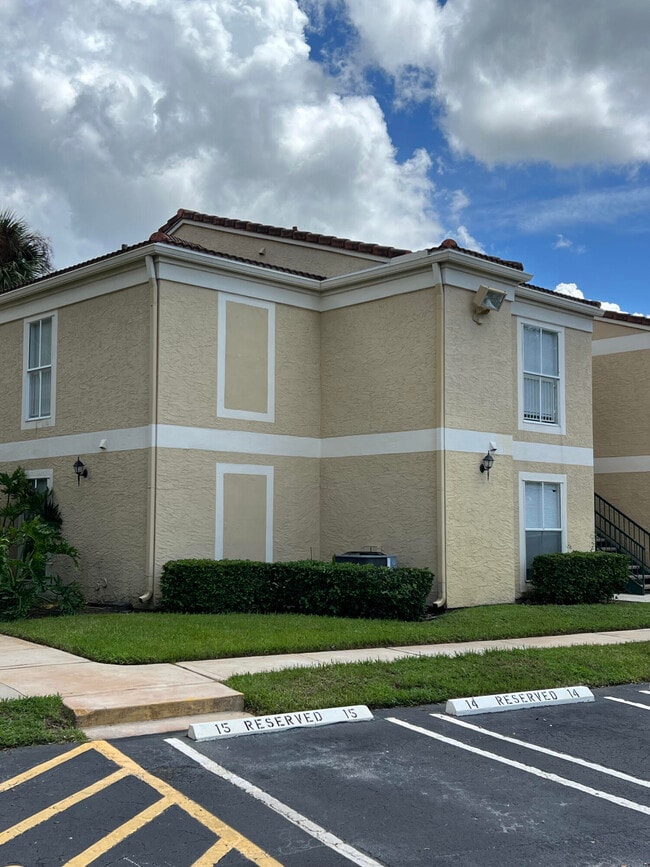 Building Photo - 899 Riverside Dr