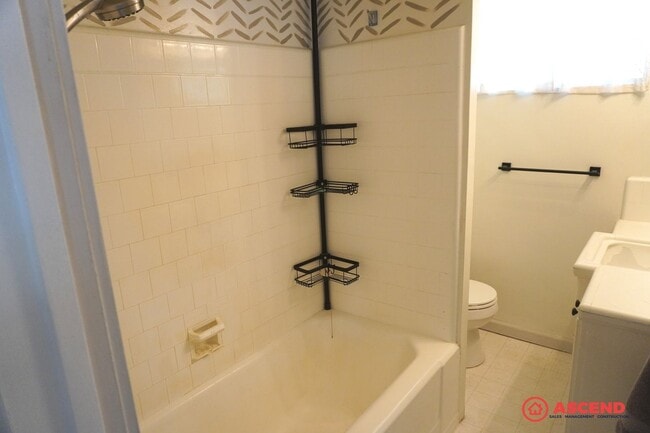 Building Photo - Newly Remodeled in Oildale Area