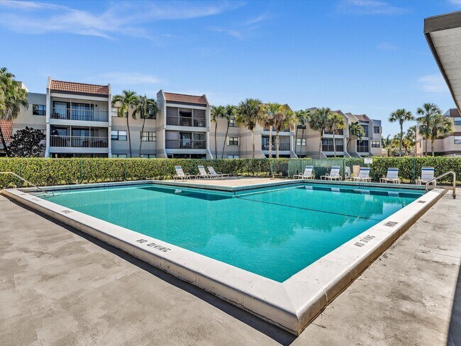 Building Photo - 220 Lakeview Dr