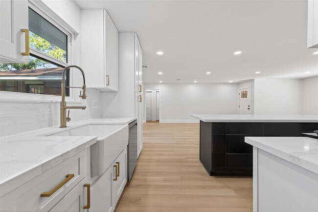 Building Photo - 9770 Cedardale Dr