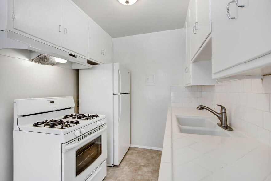 Building Photo - 2015-2019 4th Street in Santa Monica - steps to Main St. and the beach!