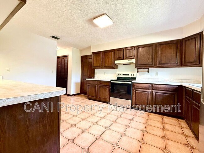 Building Photo - 733 Westchester Dr