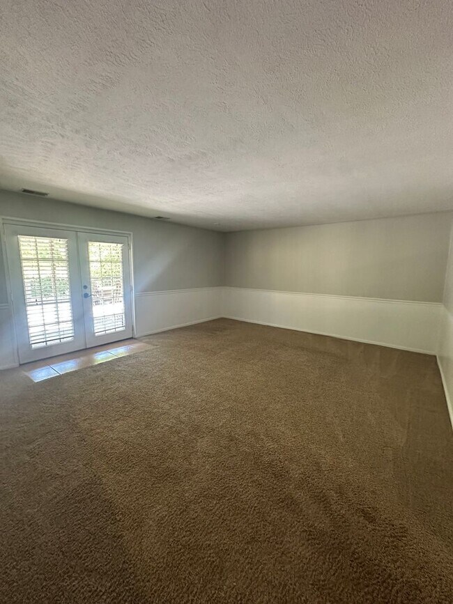 Building Photo - Charming Walk-Out Ranch in Sought-After Ba...