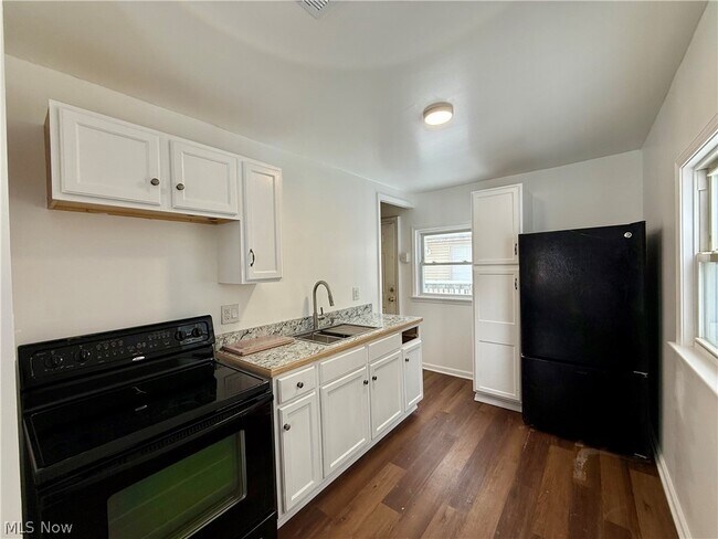 Building Photo - 883 Kickapoo Ave