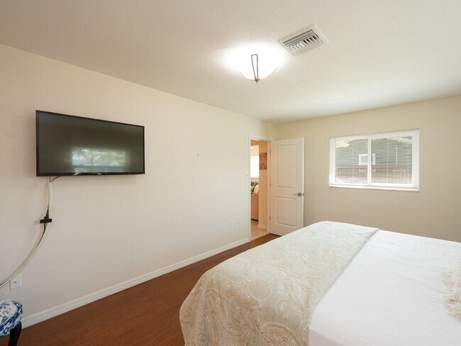Building Photo - Luxury Seasonal Furnished Rental "Charming...