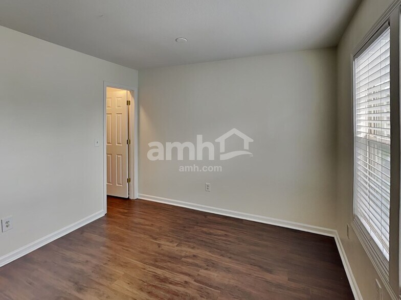 Building Photo - 117 Sawhorse Dr