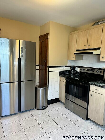 Building Photo - 2 Goldsmith Ave