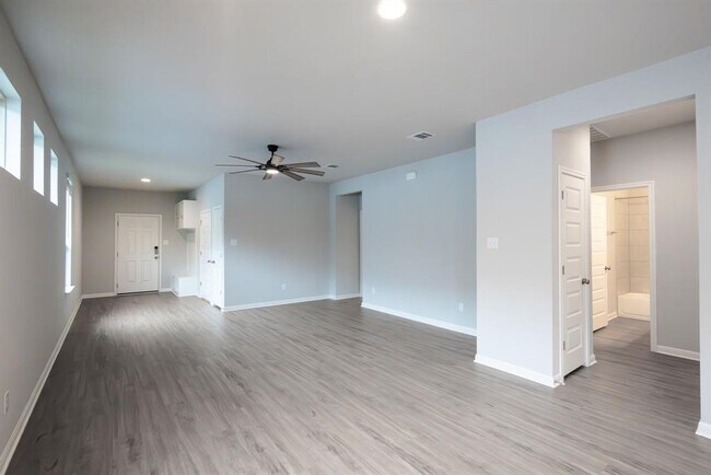 Building Photo - 208 Kellys Heroes Wy