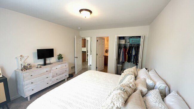 Building Photo - Beautiful 3 Bedroom Townhome in Elizabethtown!