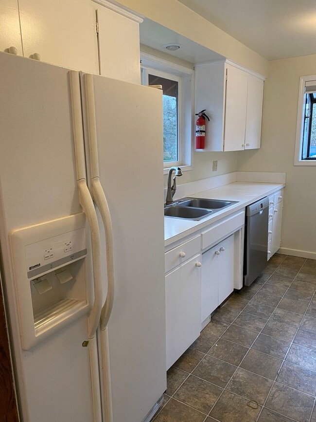Building Photo - Spacious 4 Bedroom House in South Town!