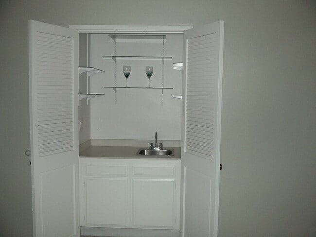 Building Photo - Home in The Bluffs overlooking American River