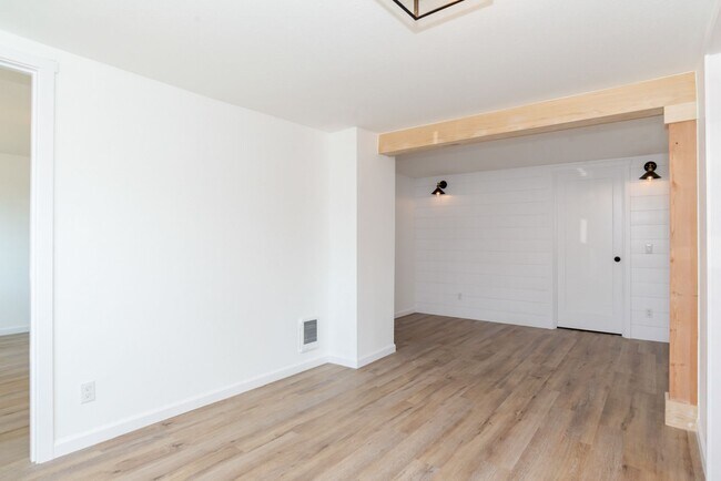 Building Photo - 822 6th Ave N