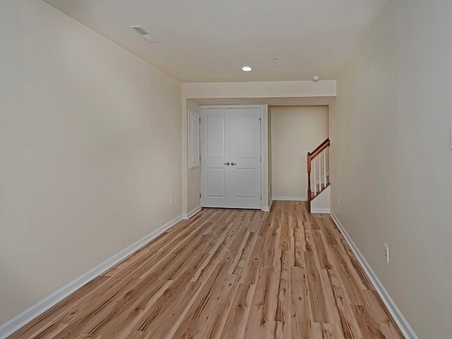 Building Photo - 627 Edison Dr