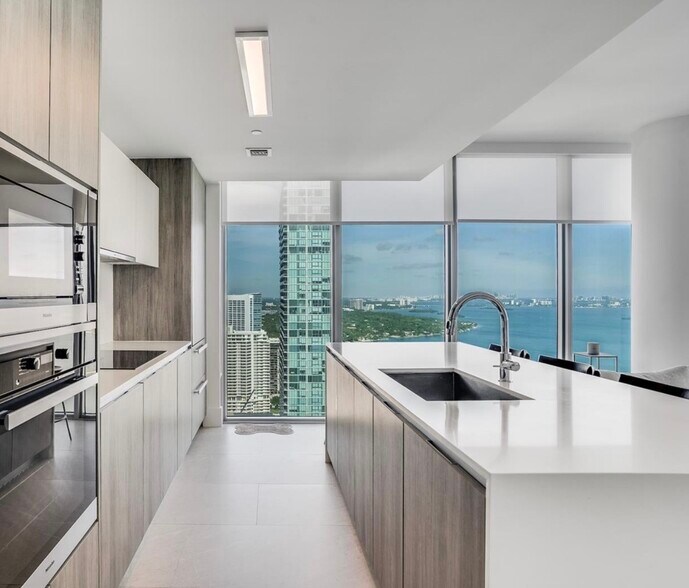 Building Photo - 2900 NE 7th Ave