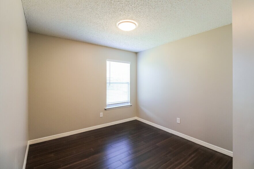 Building Photo - 597 Prosperity Lake Dr