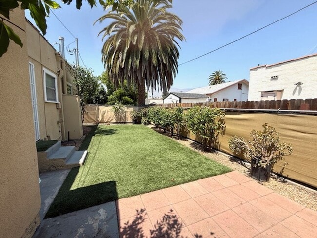 Building Photo - Newly Updated Cottage - Fenced Backyard, 1...