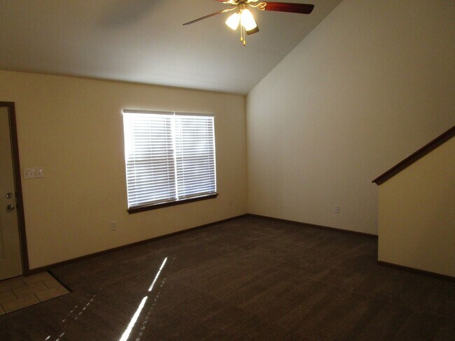 Building Photo - 707-707 Glenstone Dr