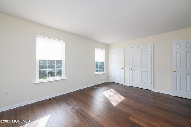 Building Photo - 83 Oak Ln