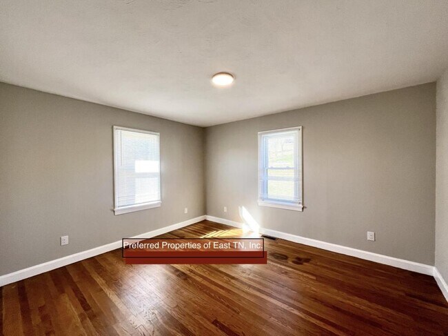 Building Photo - 160 Majestic Cir