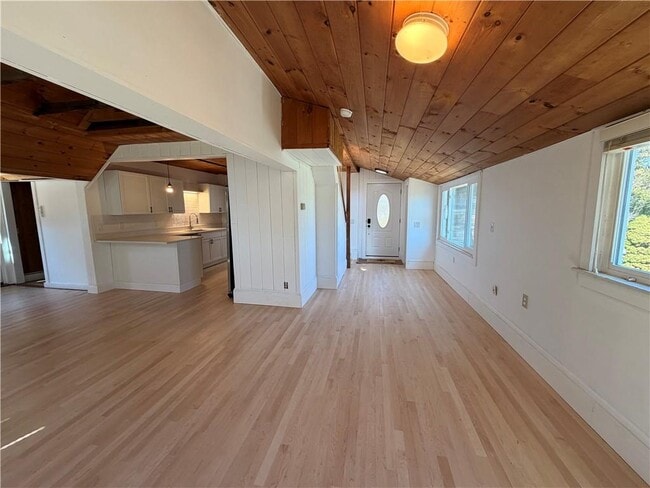 Building Photo - 112 King Phillip St