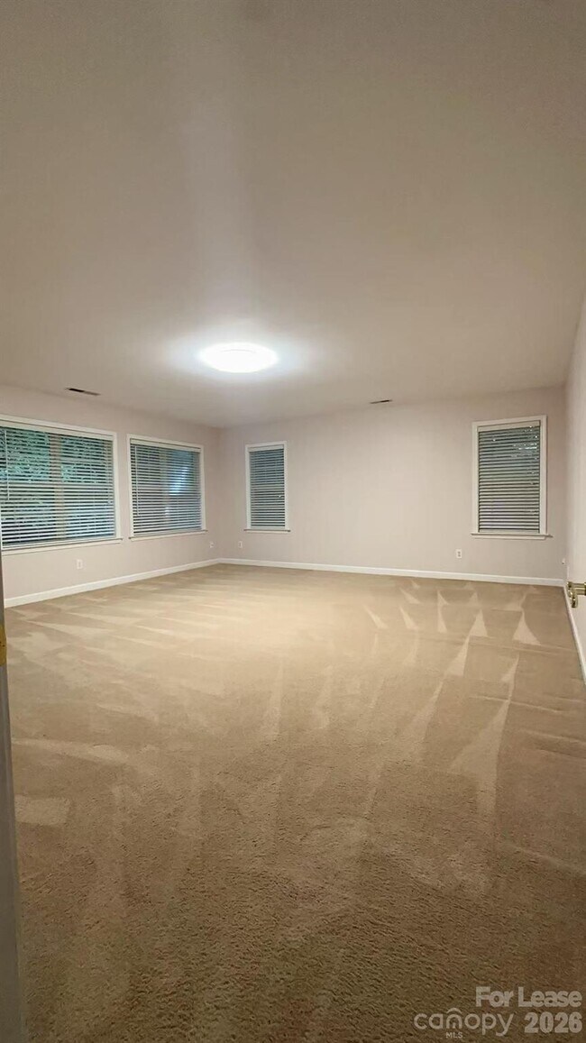 Building Photo - 6025 Oakridge Ct
