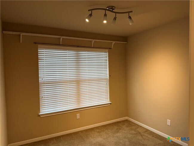 Building Photo - 8016 Bridgepointe Dr