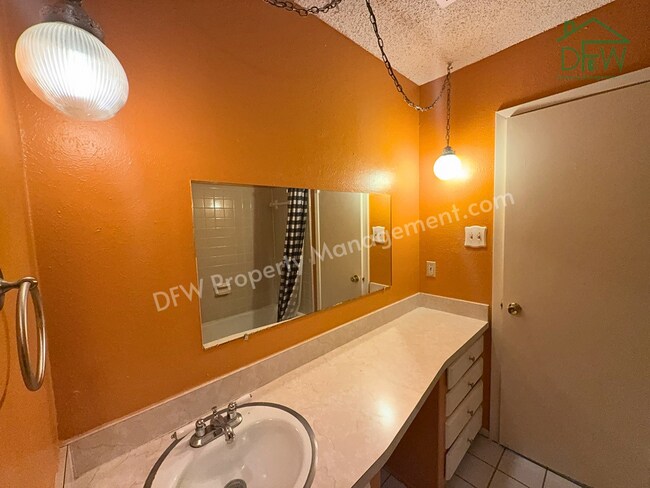 Building Photo - Spacious 3-Bedroom Home for Lease with Large Fenced Backyard in Quiet Benbrook Neighborhood