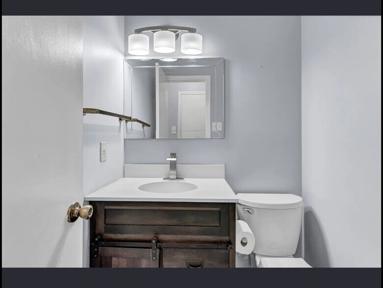 Building Photo - 686 Bethany Ct