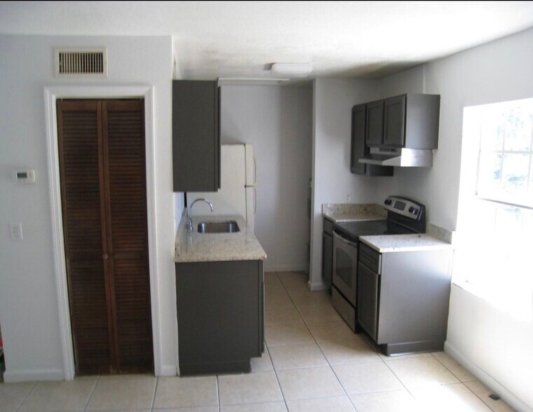 Building Photo - 2505 Spence Dr NE
